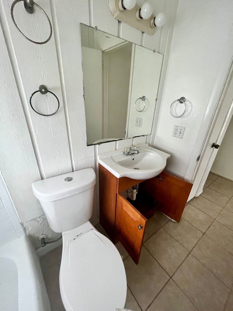 Large Single-family home features 3 bedrooms, 1.5 bathrooms. – photo 4
