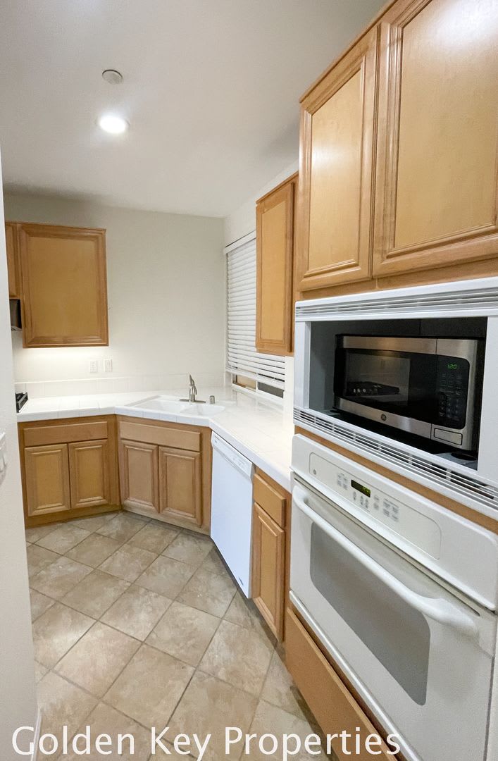 Beautiful First Floor Condo In Ocean Pointe With Lagoon Views – photo 4