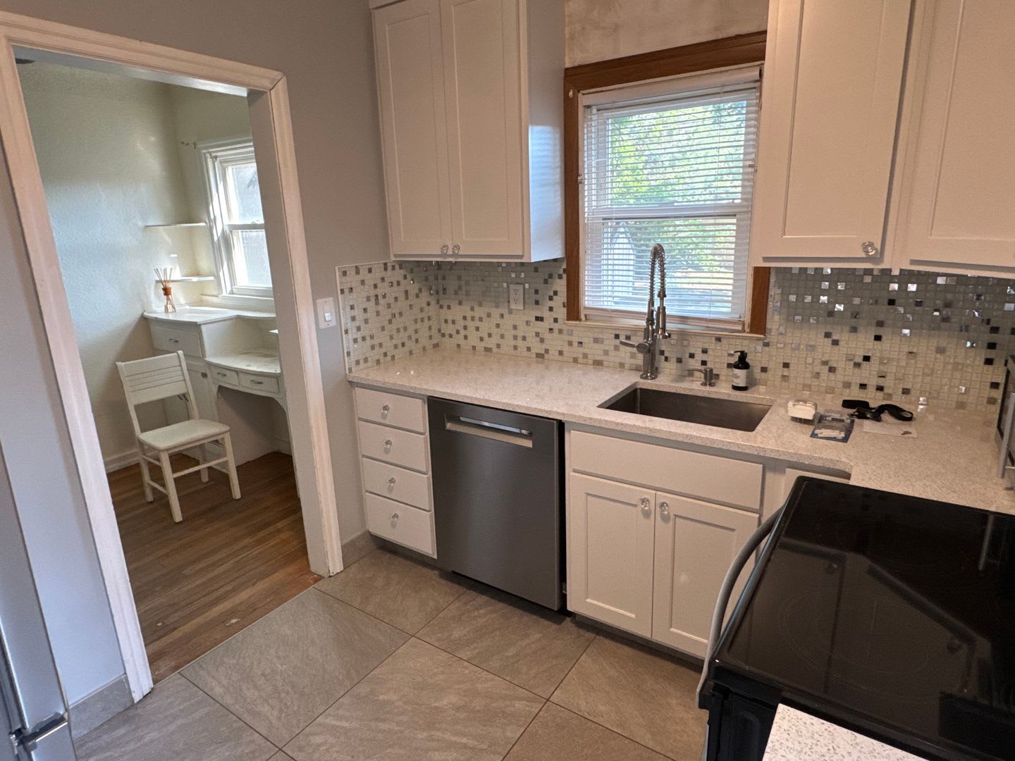 Adorable Updated House 2 Bed 1 Bath Fenced In Yard – photo 2