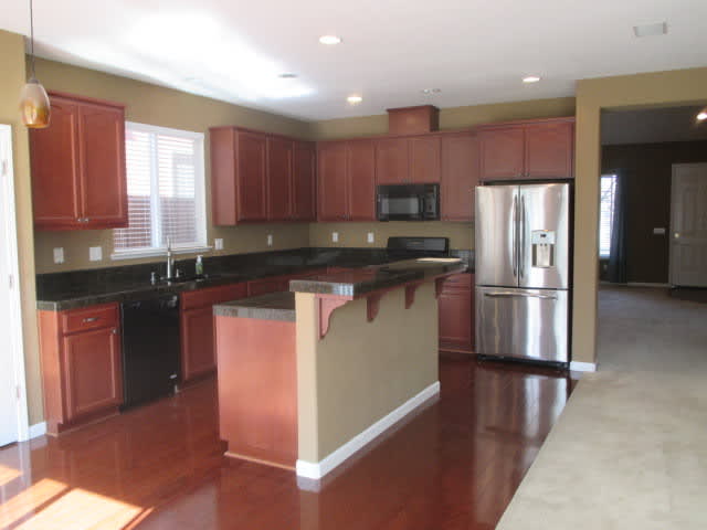 The Lakes 4Br 3B With Loft Granite Counters – photo 2