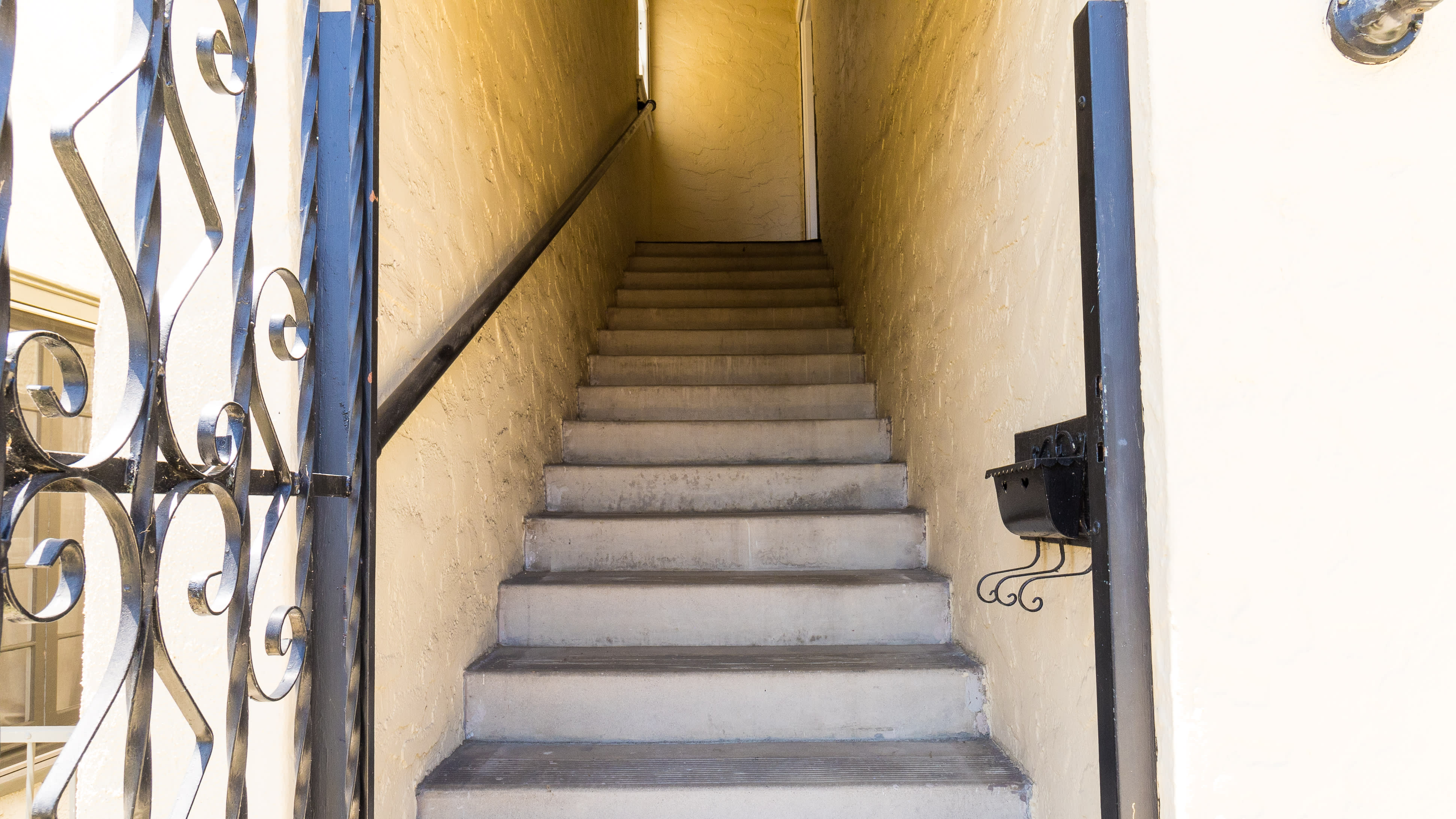 1105 Cloverdale Ave – photo 2