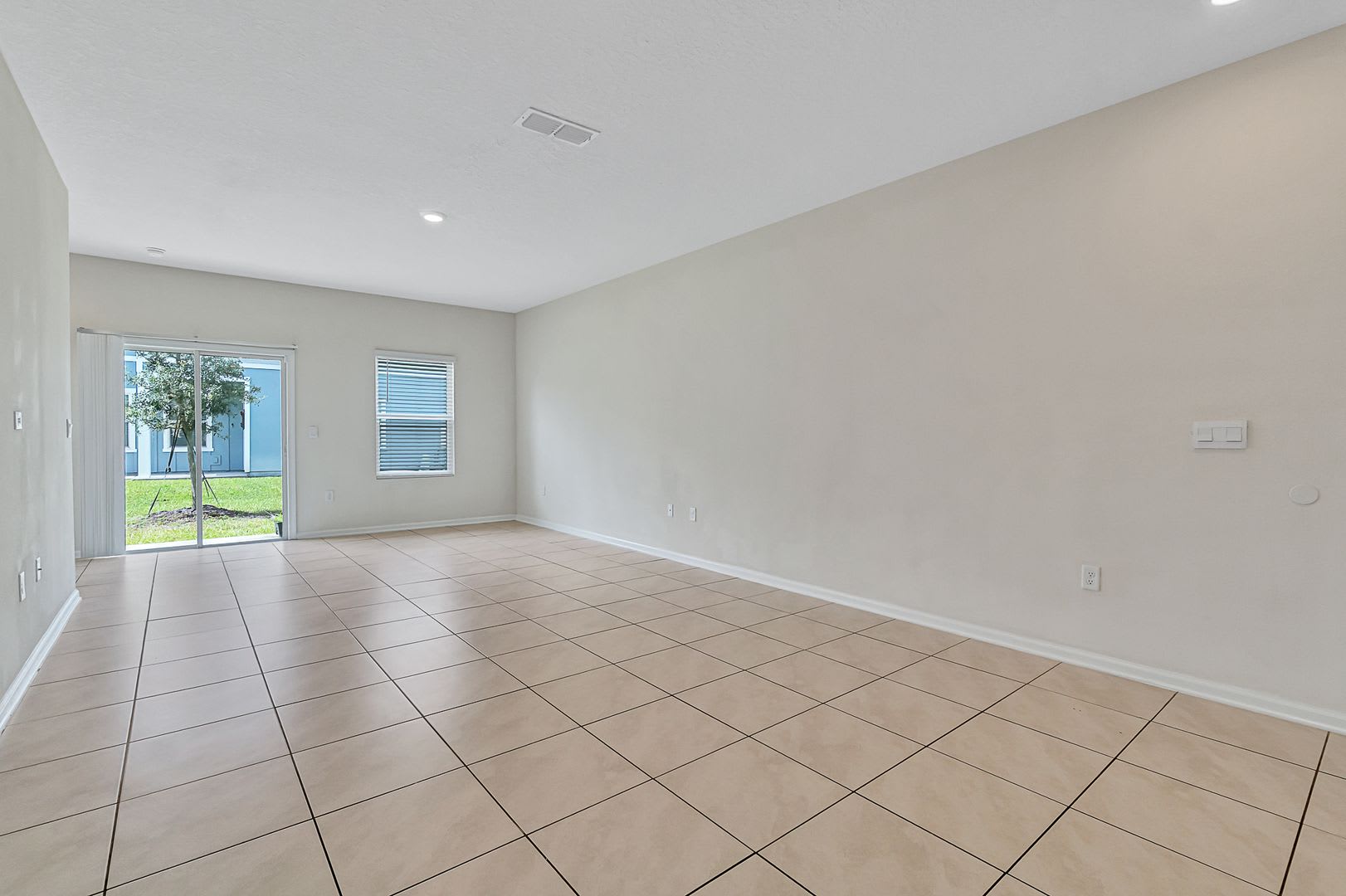 Stunning 3 Bed 2.5 Bath Townhouse! – photo 3