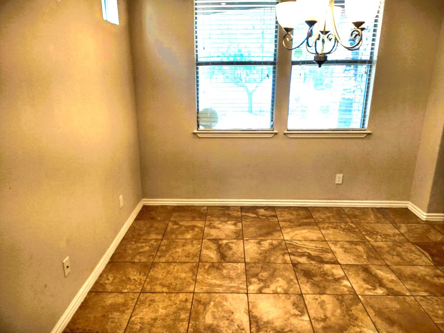 Dazzling Two Story Westside Home With Refrigerated Air Located In Quiet Neighborhood – photo 4