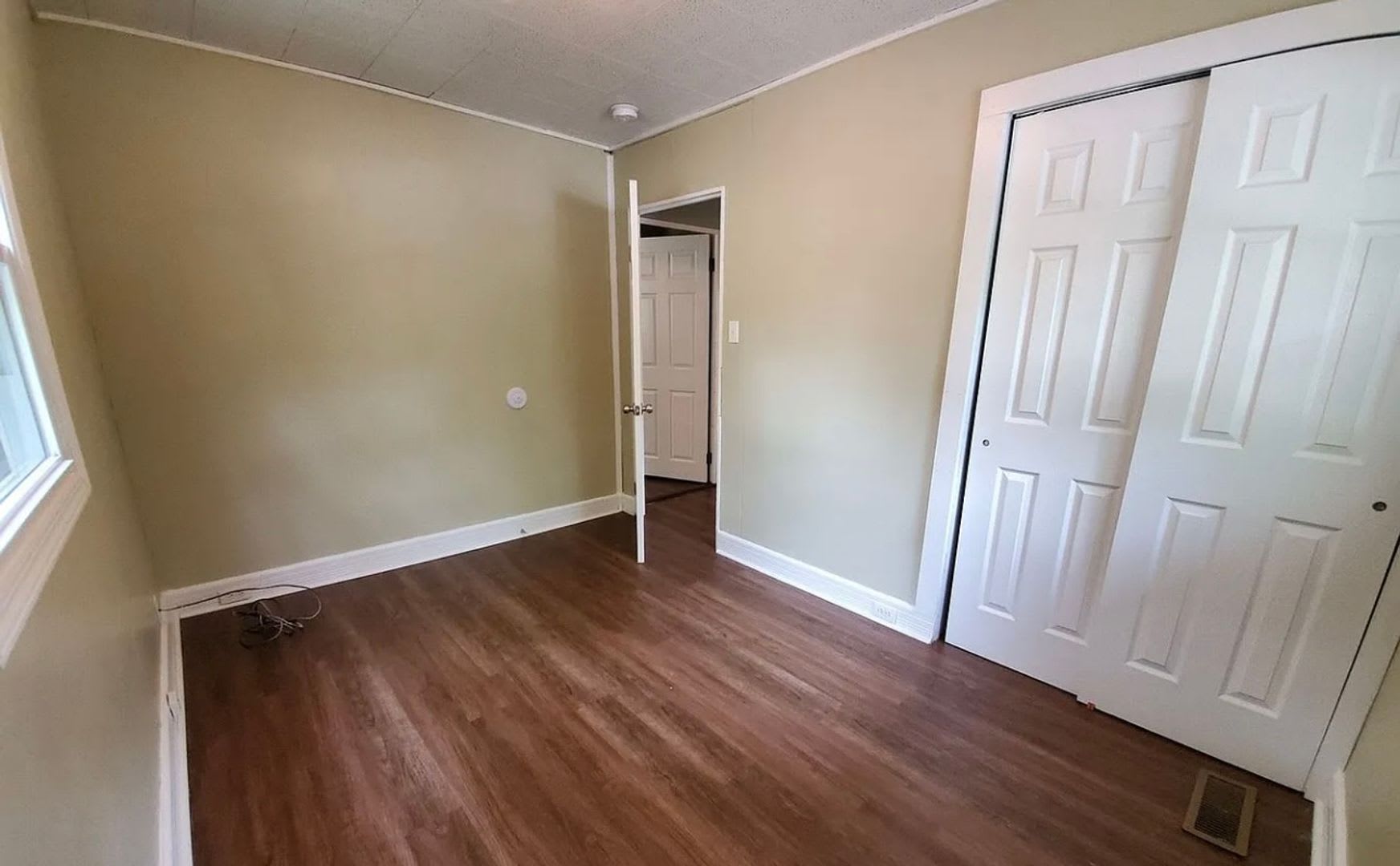 Spacious 6BR/3BA Home – Walk to IU Campus! – photo 4