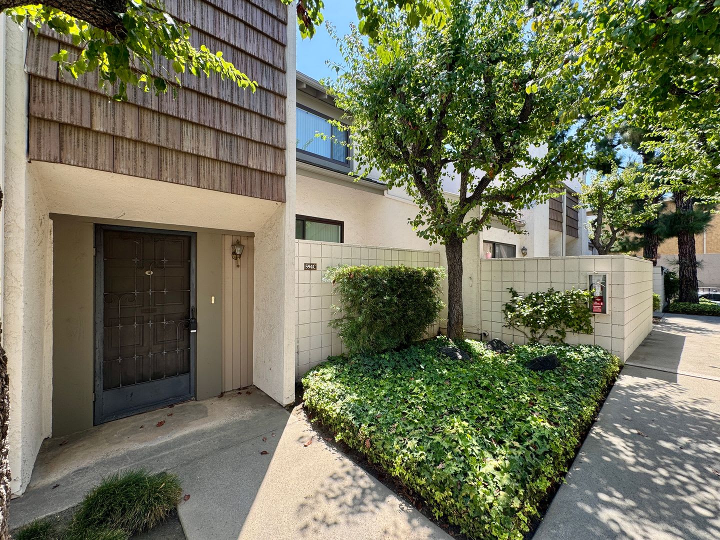 2 Bedroom/2.5 Bathroom Townhouse Fashion Park Villas Across Shops at Santa Anita – photo 1