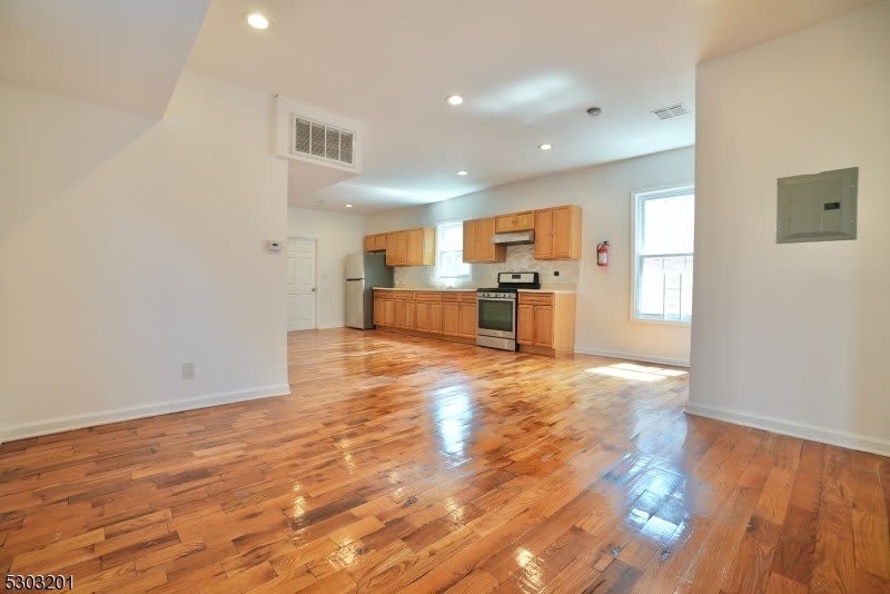 131 Sylvan Ave 2nd Fl. – photo 2