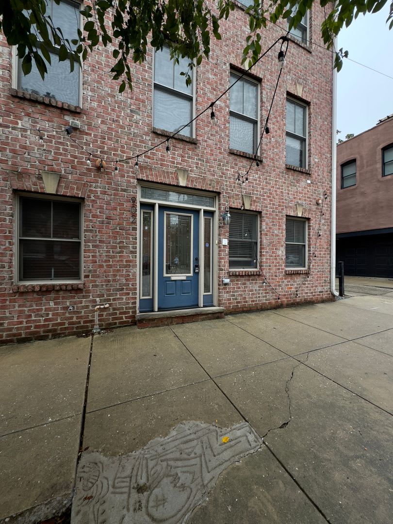 Charming 3BD/3.5BA Townhome with Attached Garage in Canton, MD! – photo 1