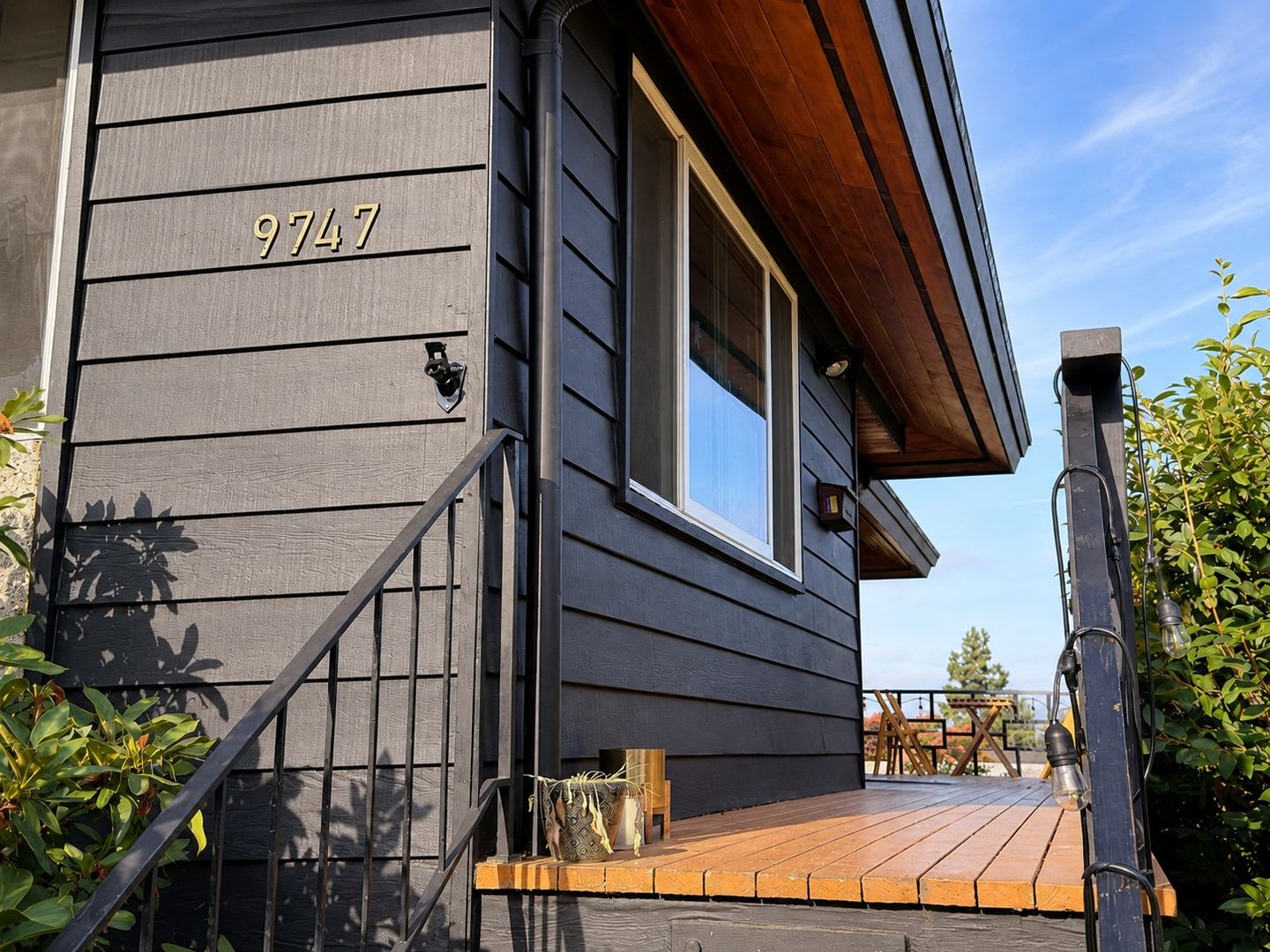 Fully Furnished and Renovated Top-Floor Unit with Prime Olympic Mountain Views [Utilities Included] – photo 4