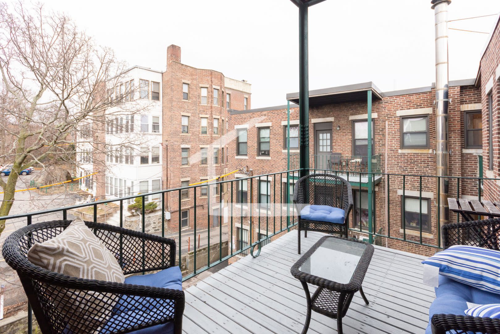 Large Sunny 4 bed with Porch – photo 1