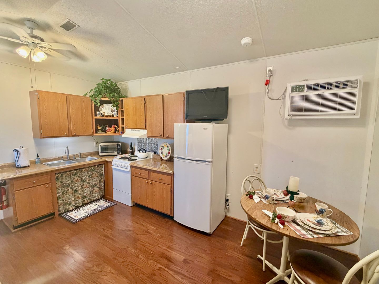 Fully Furnished Move In Ready And Budget Friendly – photo 3