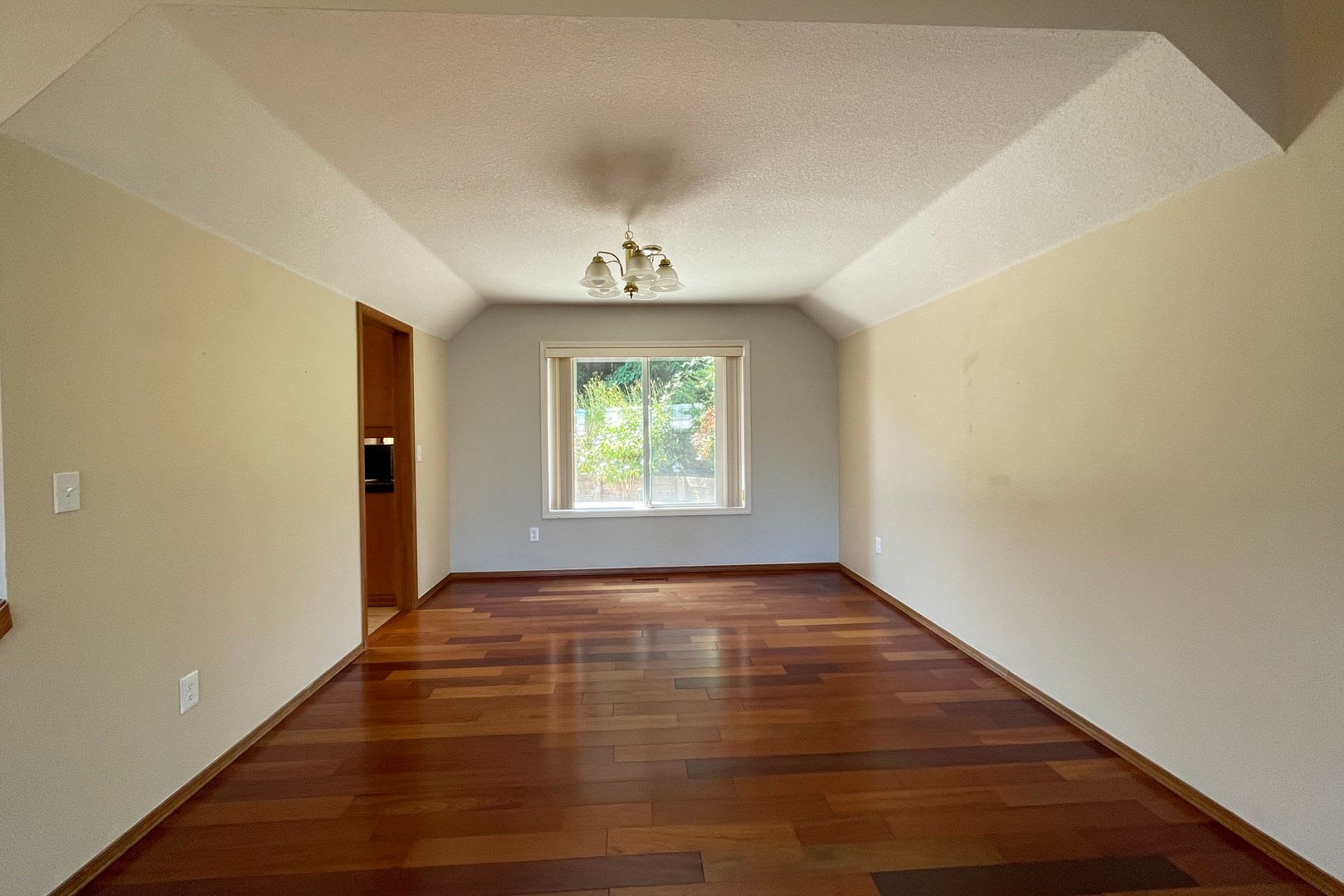 Gorgeous Beaverton home available with attached garage, fenced yard & more! – photo 5