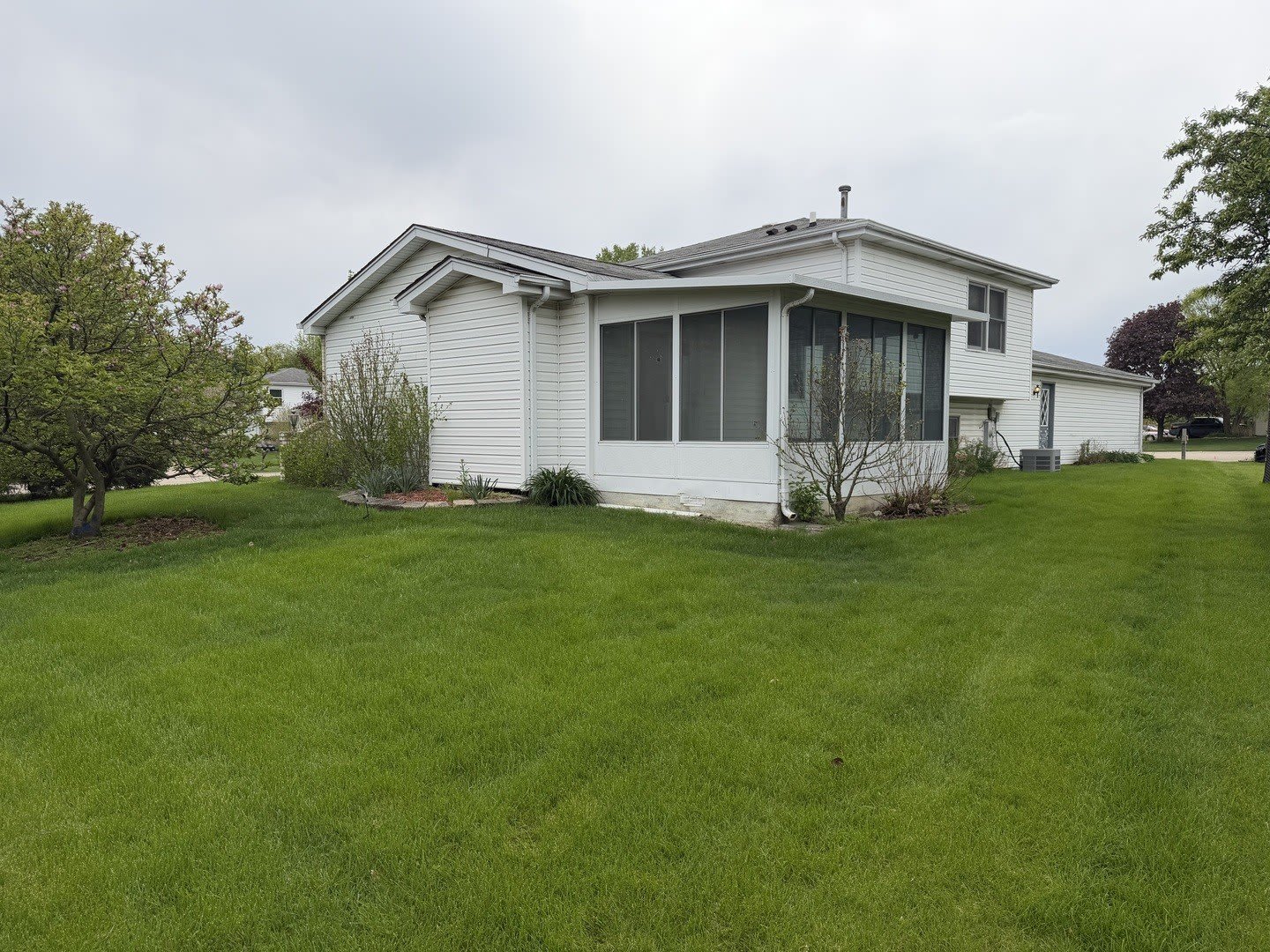 752 Rosanne Street – photo 4