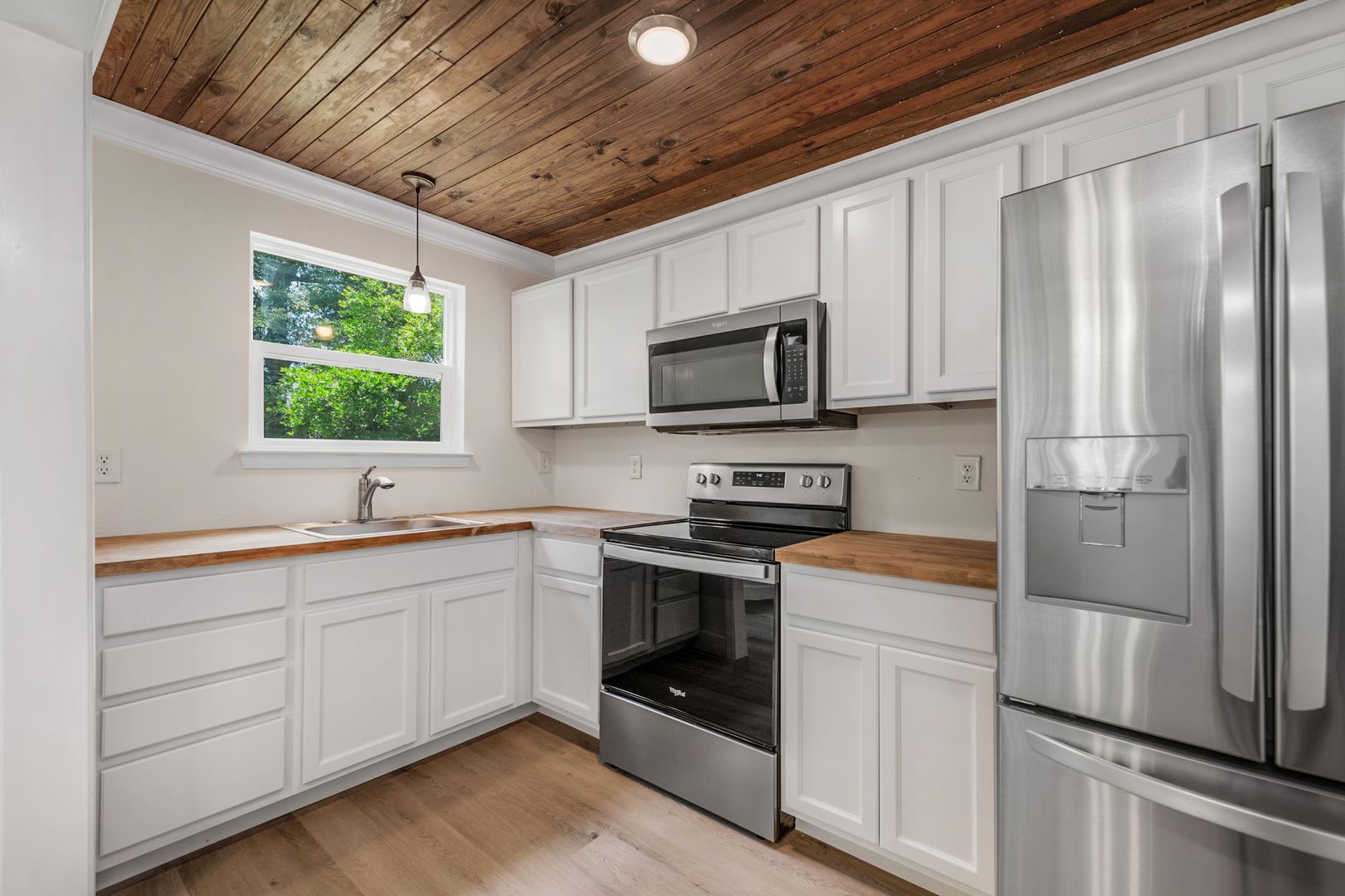 1/2 OFF FIRST MONTH’S RENT + WAIVED APPLICATION FEES! – photo 3