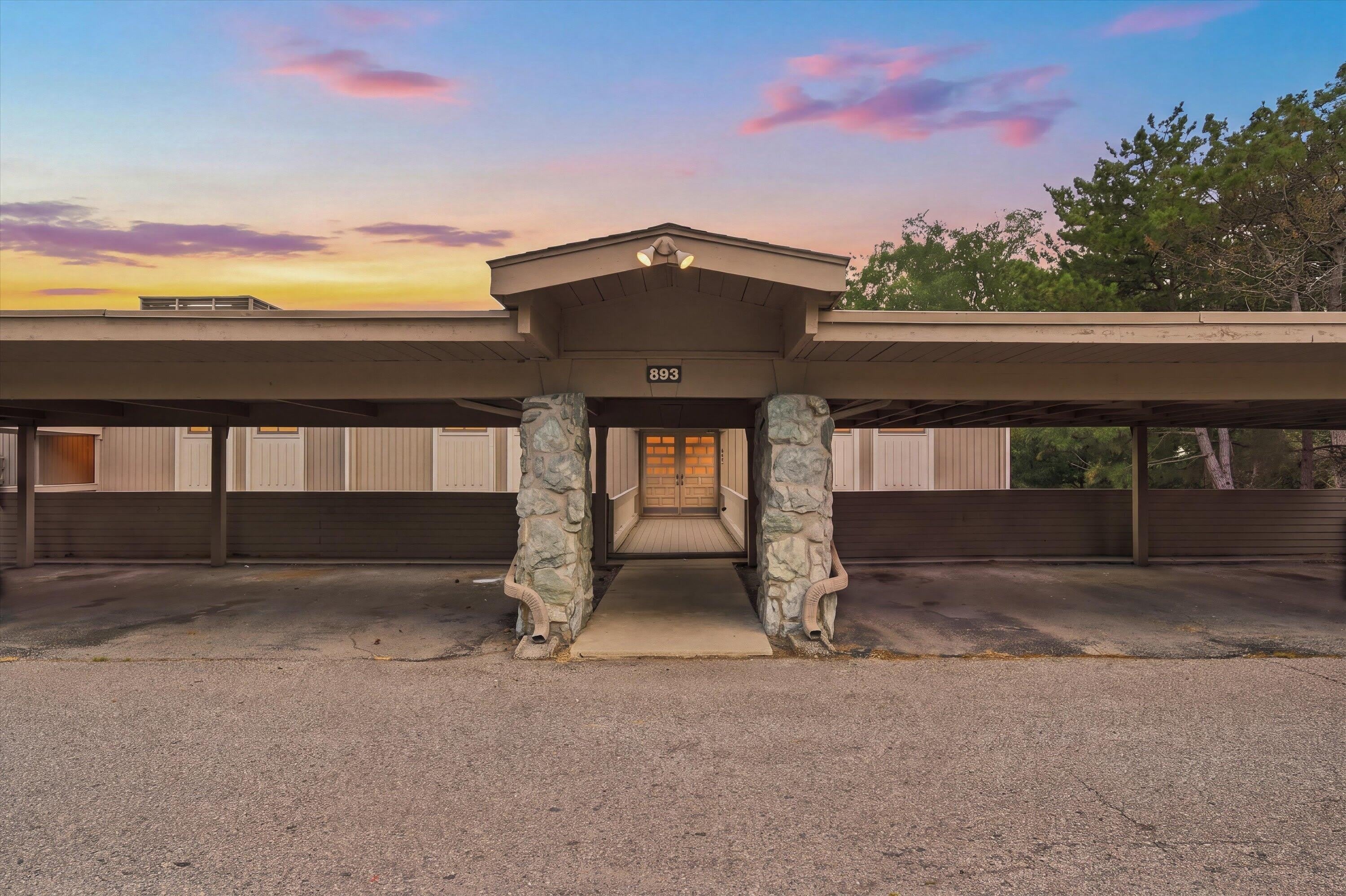 893 Cliffs Drive – photo 1