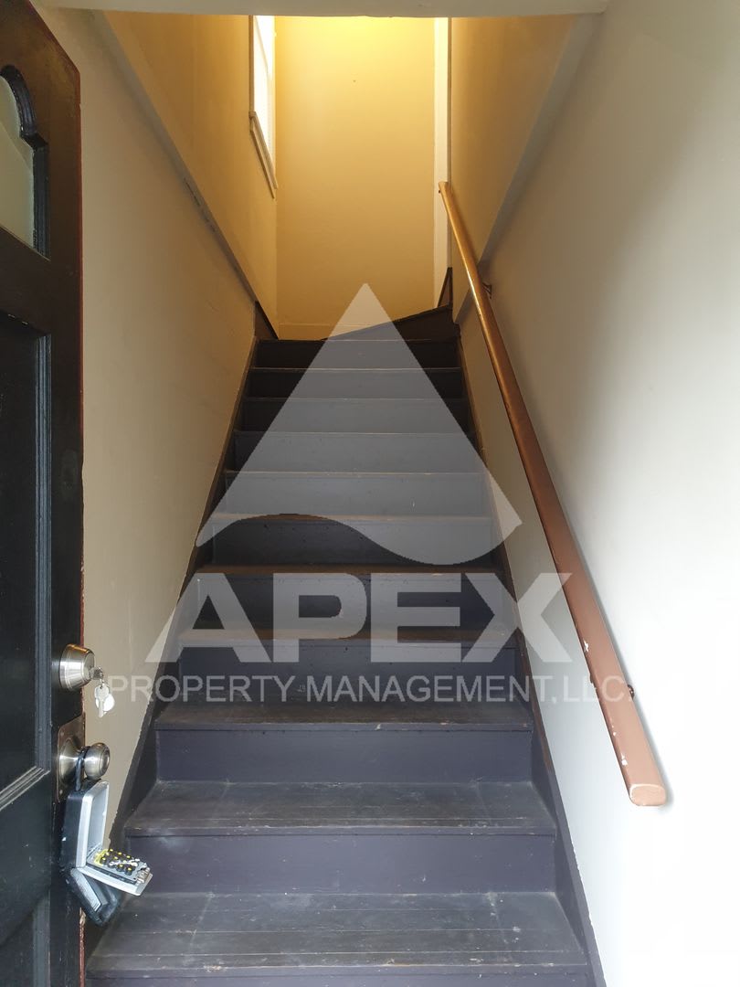 Spacious Top Floor 2 Bd 1Ba Duplex Apartment In Fountain City – photo 3