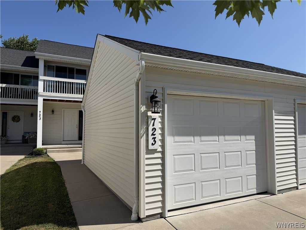 723 Robin Road – photo 1