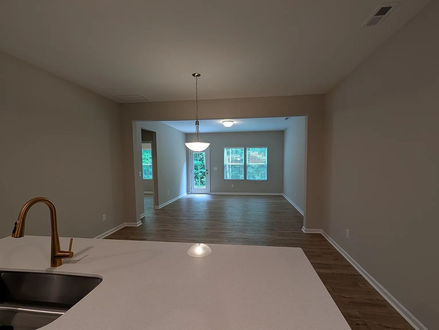 Room in 5 Bedroom Home at Reeves St – photo 2