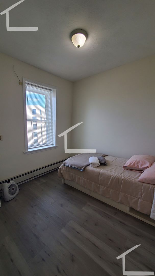 Conveniently located, beautifully maintained Apt with modern appliances. A/C. Near Public Transport! – photo 4