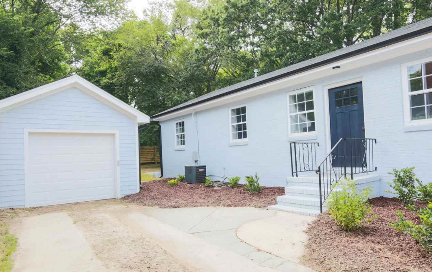 Beautiful 2 Bedroom Duplex In Downtown Raleigh Available Now – photo 1