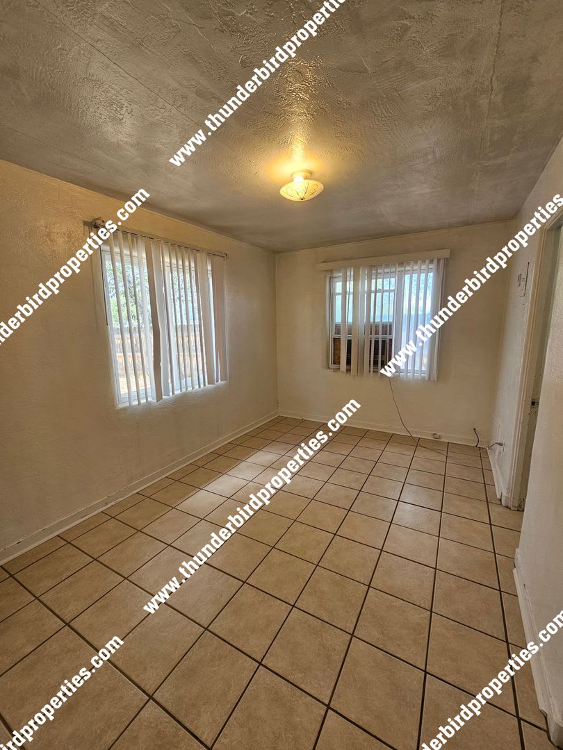 Cute 1 Bedroom, 1 Bathroom with walk in closet and on site parking. Near CNM and UNM. – photo 4