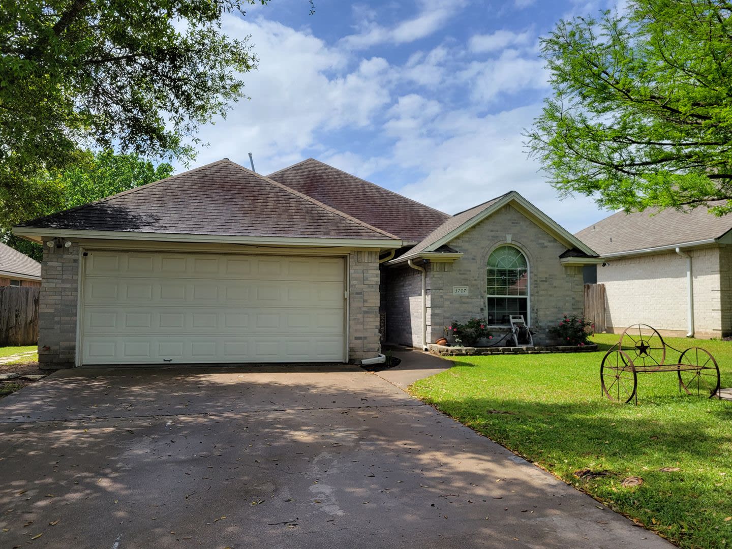 College Station -3 bedroom / 2 bath / 2 car garage / fenced in back yard. IN EDELWEISS GARTENS – photo 1