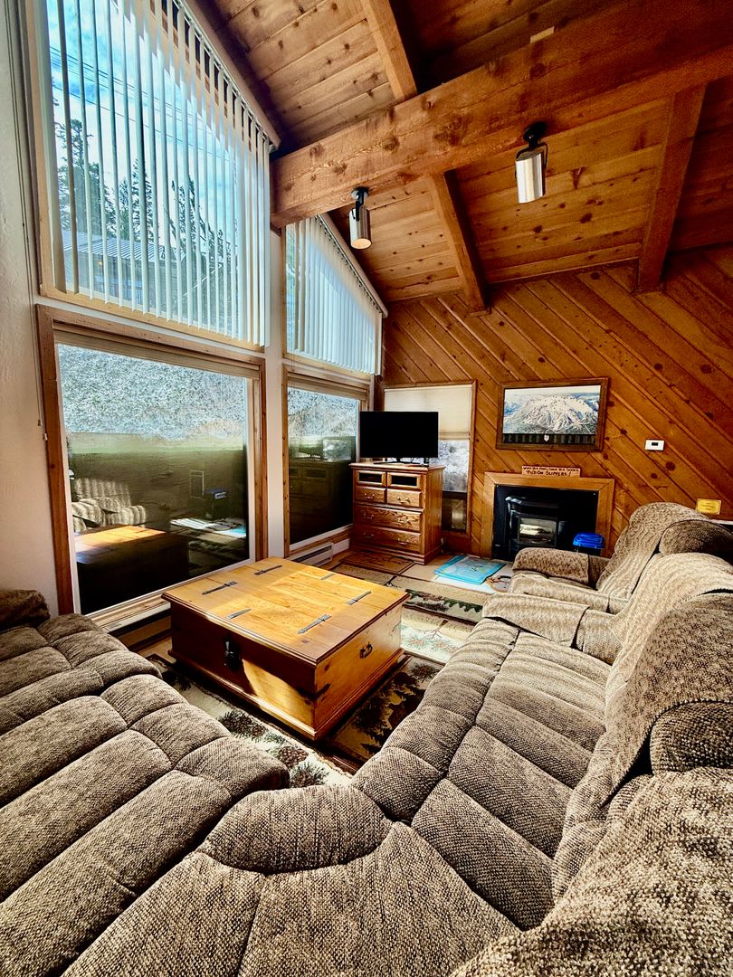 Fully Furnished 2BD/2BA Mountain Townhome – photo 1