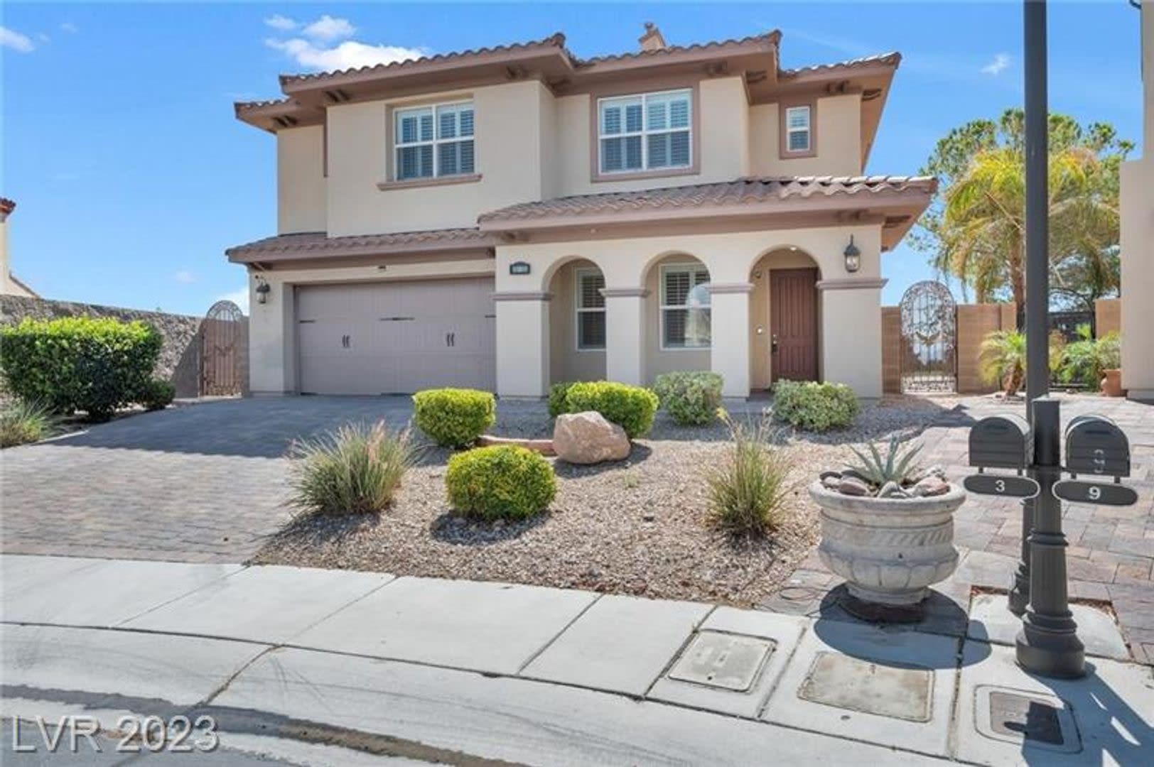 Rare and stunning 5 bedroom 4117sqft property with pool and spa in the backyard. – photo 3