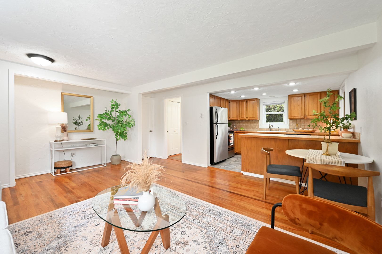 Cozy 2-bedroom 2 bath house in Redmond- Offering a 6-month lease. – photo 5