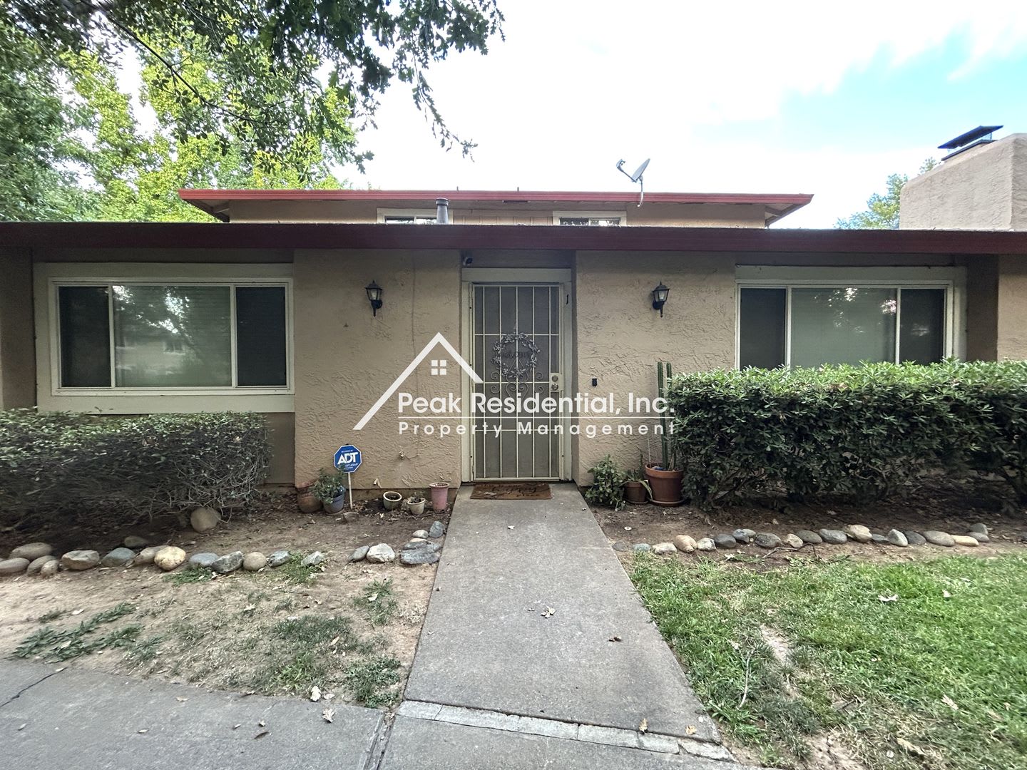 2bd/1ba Condo with 1 Car Garage! – photo 2