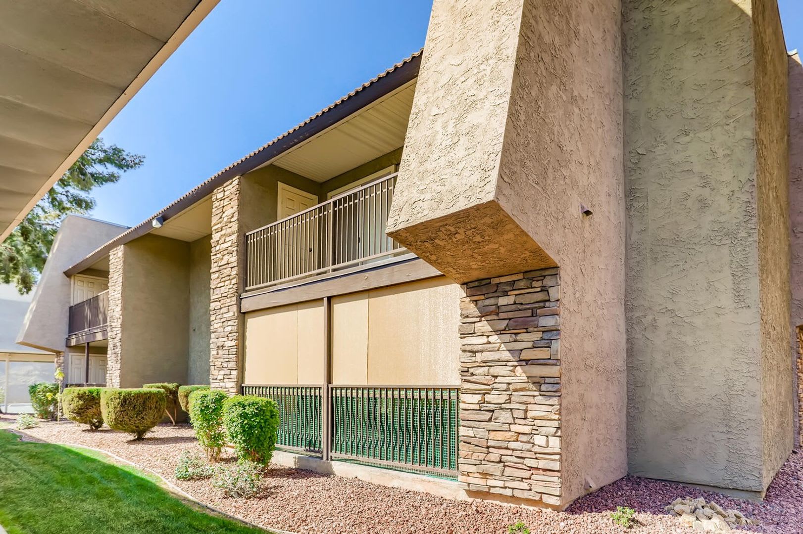 GATED 2-BEDROOM GEM MINUTES FROM THE LAS VEGAS STRIP! – photo 2