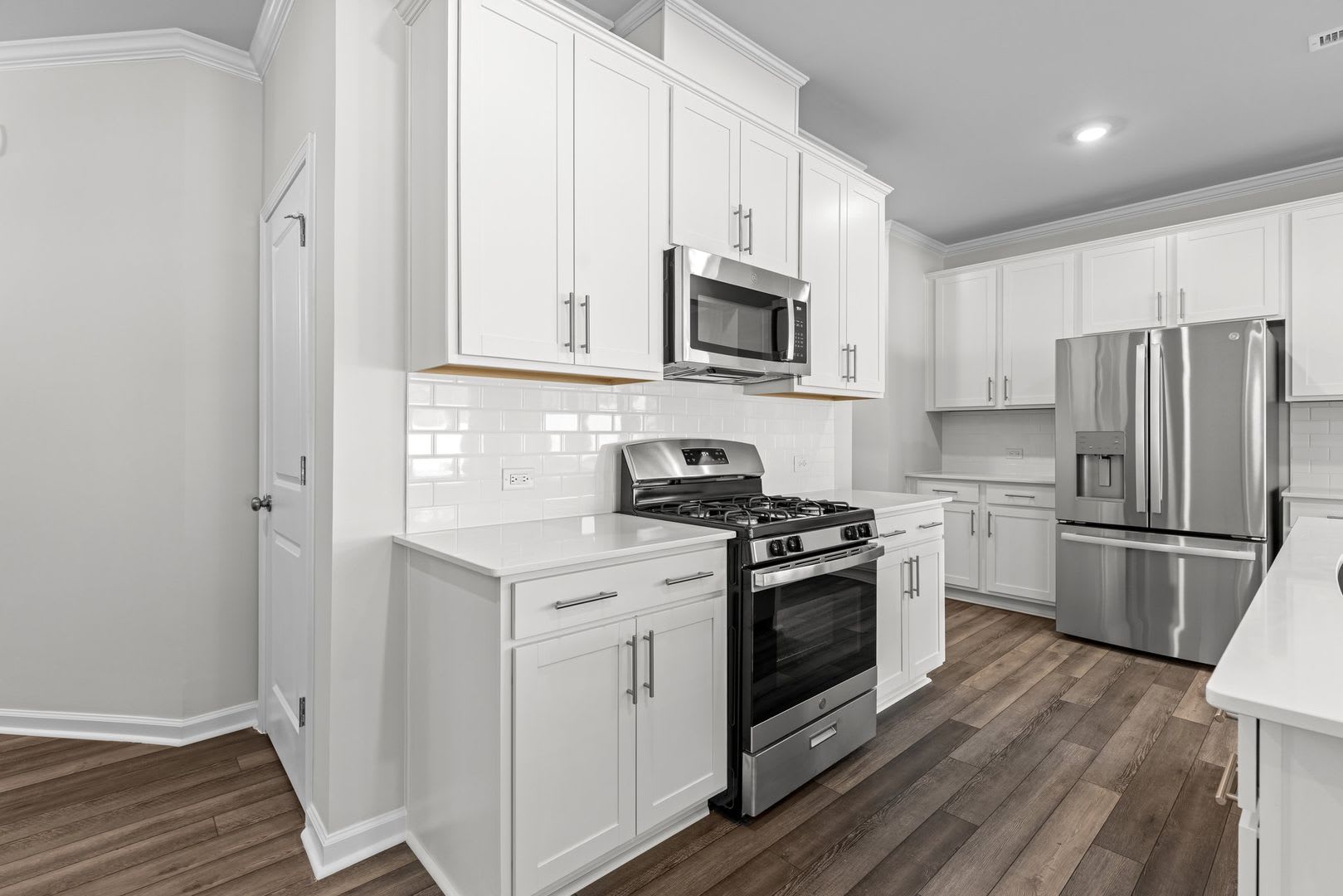 Gorgeous New Construction 3 Bed 2 Car Garage Premium Finishes Ss Appliances Gas Range Free Fiber Internet Pet Friendly – photo 5