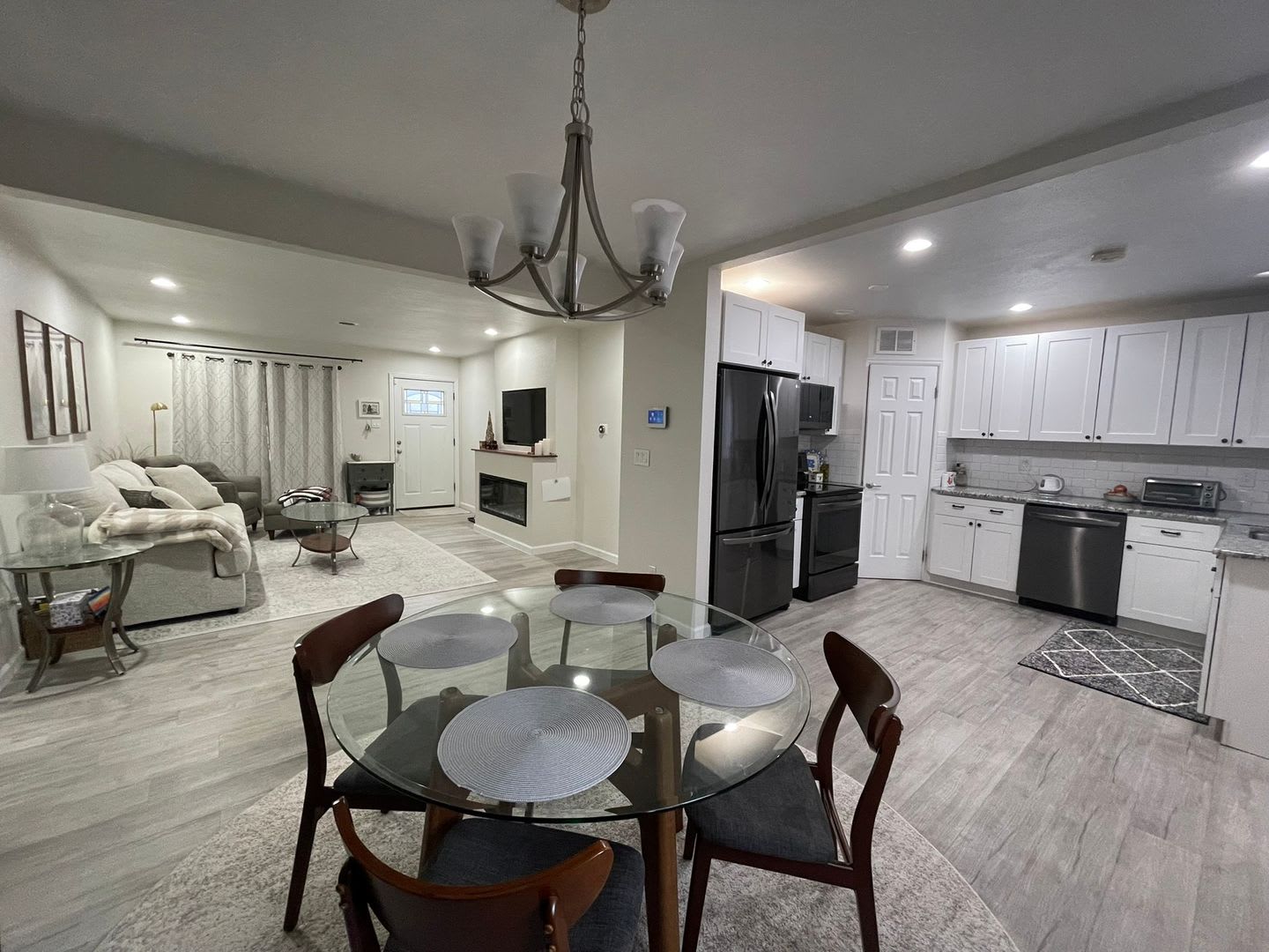 Charming Updated Home with Spacious Yard – photo 5