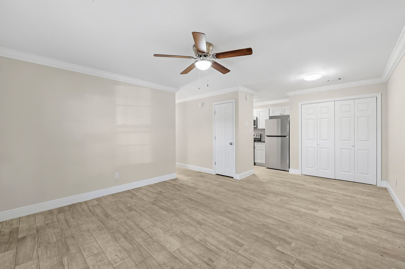 Discover Your Dream Apartment: Renovated 3-Bedroom, 2-Bath Apartment – photo 4