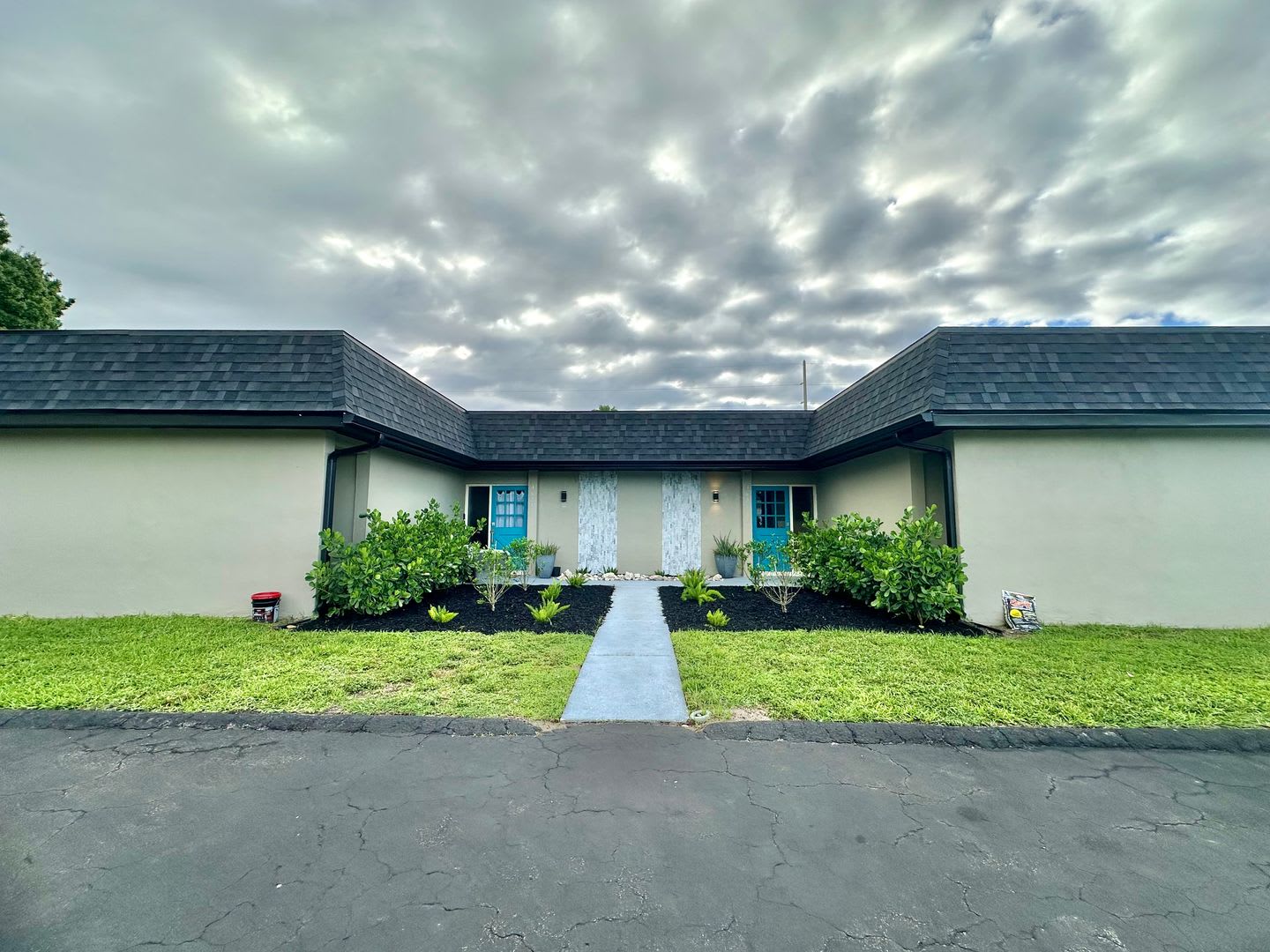 Great Location! 2 Bed 2 Bath Duplex Available Now – photo 2
