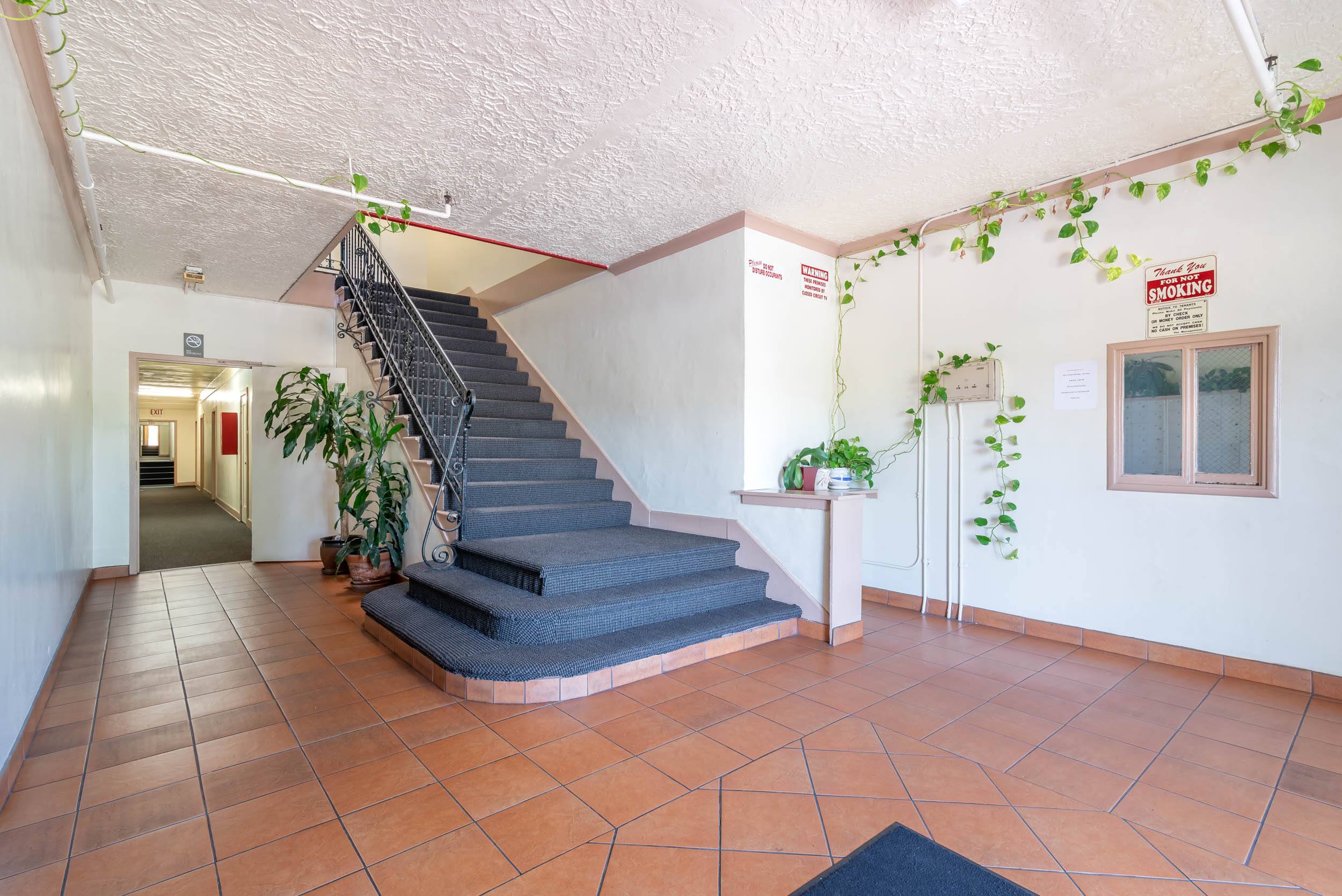 560 N. Kingsley Dr. – photo 5