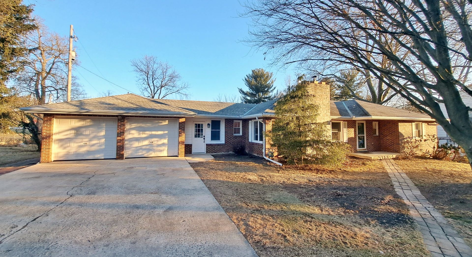 3 Bed / 1-1/2 Bath Single Family Home w/ 2-Car Garage – photo 2