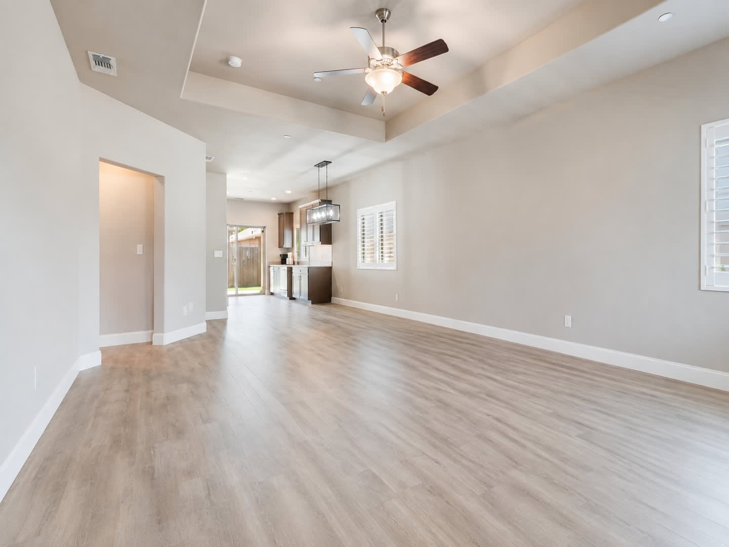 Beautiful 3-Bedroom Home with Modern Finishes & Low-Maintenance Backyard – photo 3