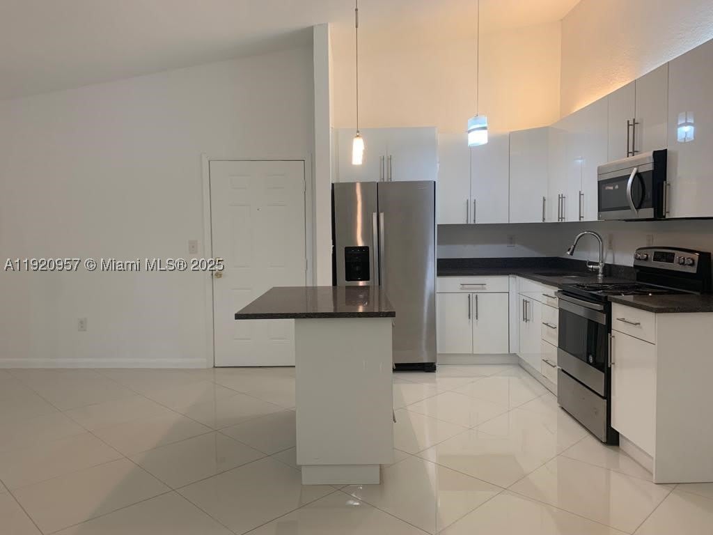 907 NE 199th St – photo 5