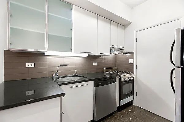 359 15Th St Apt 3B – photo 2