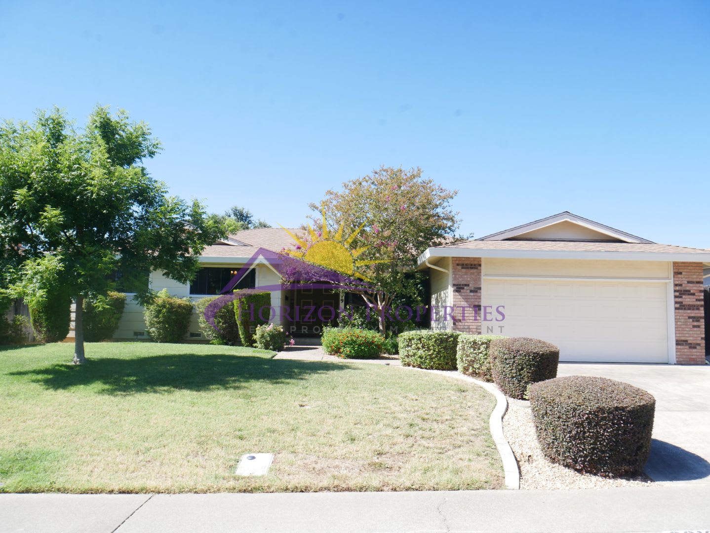 Bright 3 Bed 2 Bath 1,866sqft Carmichael Home with Pool – photo 1
