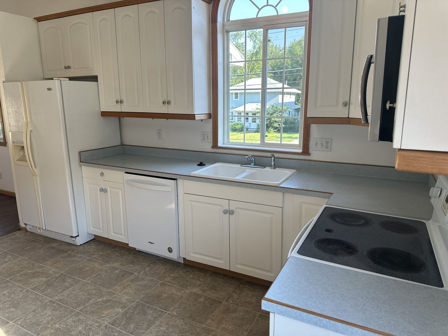 MOVE-IN SPECIAL! $500 OFF FIRST MONTH'S RENT! Large 4-Bedroom, 3-Bathroom House – photo 3
