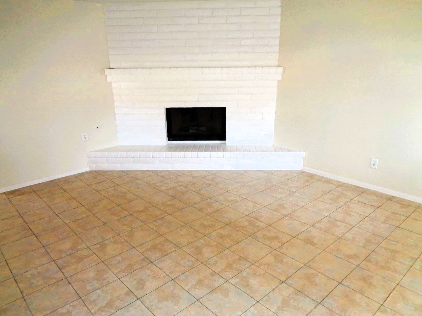Adorable Single Level Eastside Duplex With Evaporative Air Located In Quiet Neighborhood – photo 4