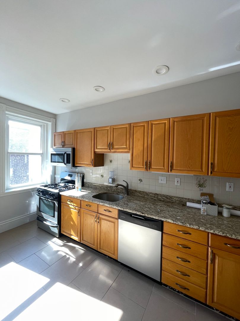Gigantic 3 bed 2 bath right in Coolidge Corner. – photo 1