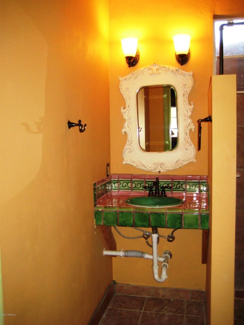 Studio, 1 bath, shared pool! All Utilities Included! – photo 2