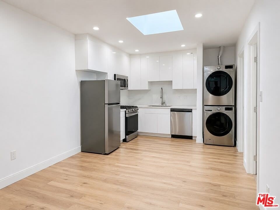 233 N Berendo St – photo 3