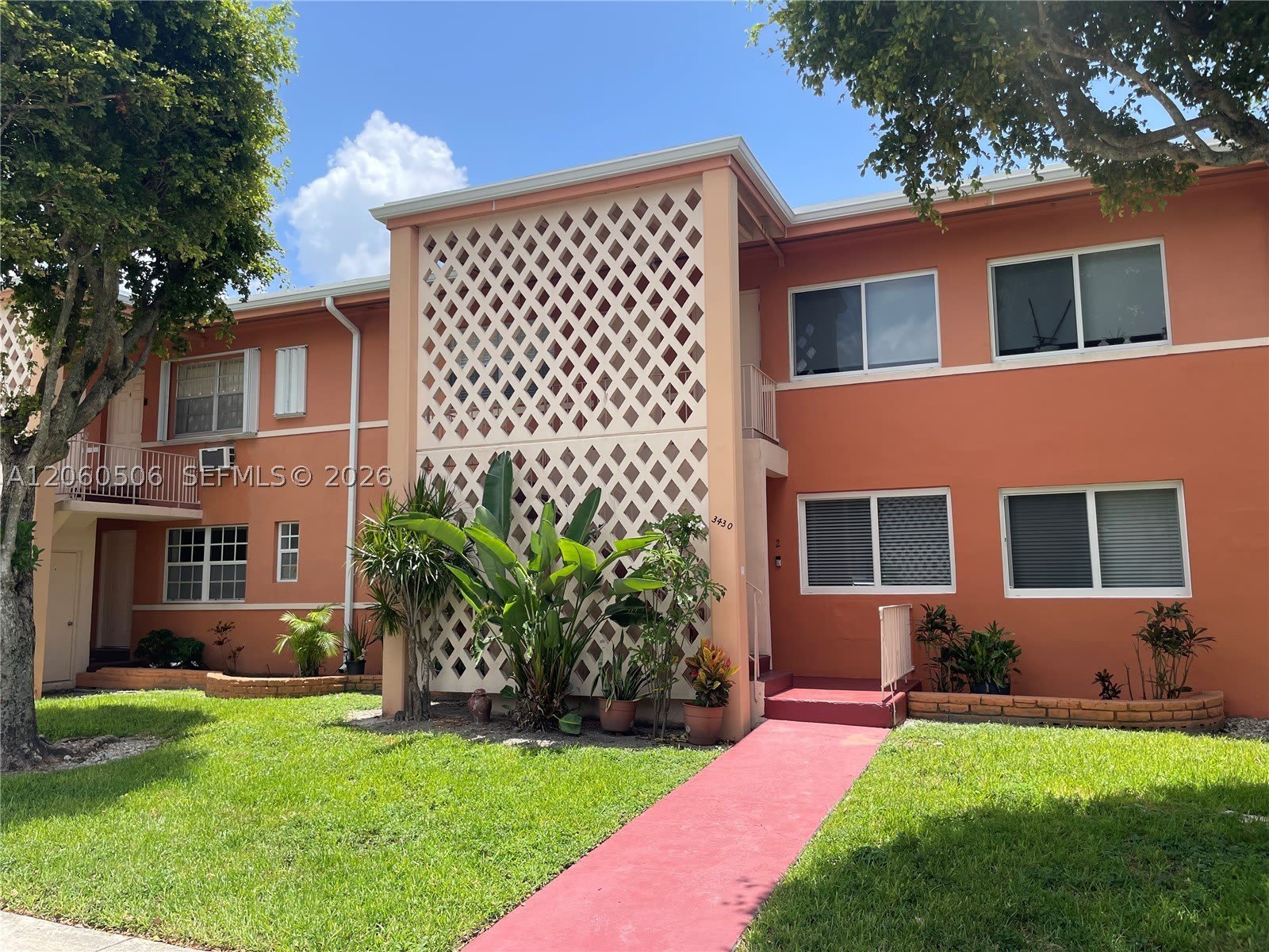 3430 SW 10th St – photo 2