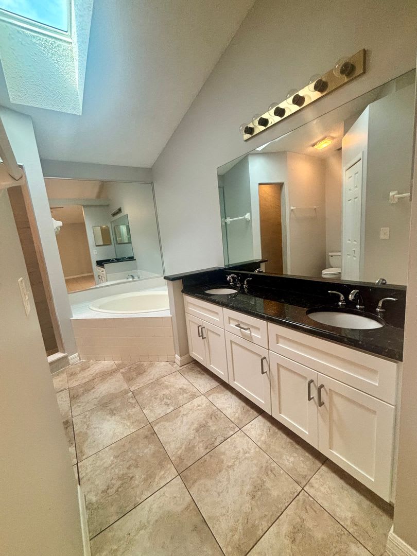 *** Beautiful 3/2/1 in Longwood/Fully Fenced Backyard*** – photo 3