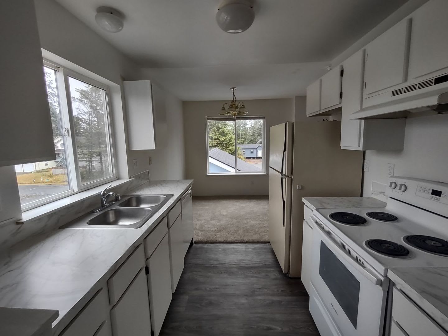 3 BR, 2 BA unit in QUITE 4 plex. Storage & W/D included – photo 2