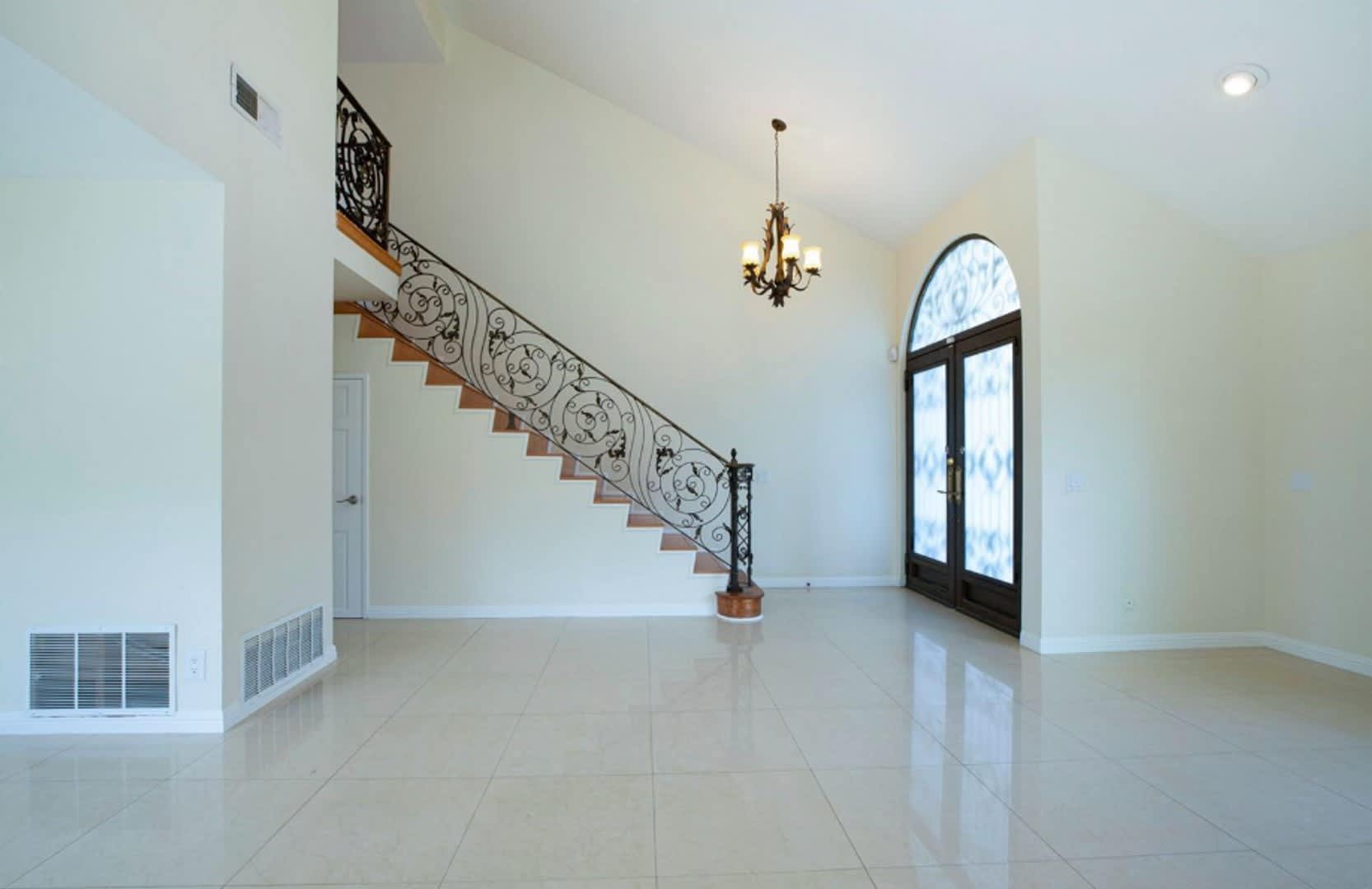 Luxury Home with Spectacular View – photo 2