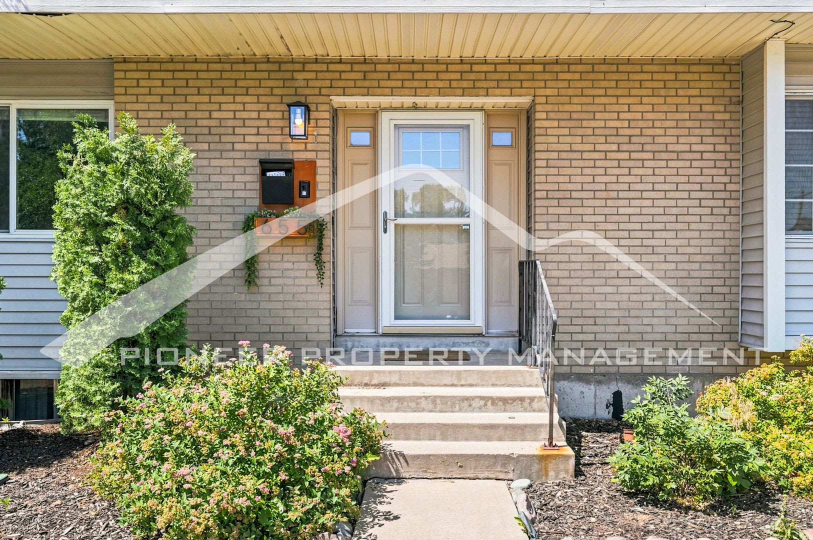 Spacious Townhouse with Washer/Dryer and Central AC – photo 2